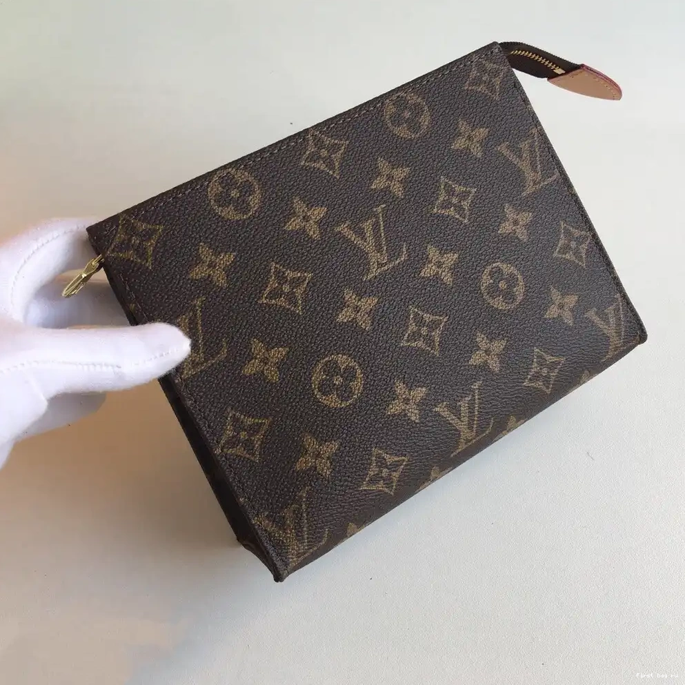 First bag ru VUITTON 19 TOILETRY LOUIS POUCH 0612